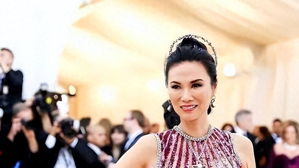 从厂妹到国际顶流：她靠“征服”大佬狂揽270亿，手段有多绝？