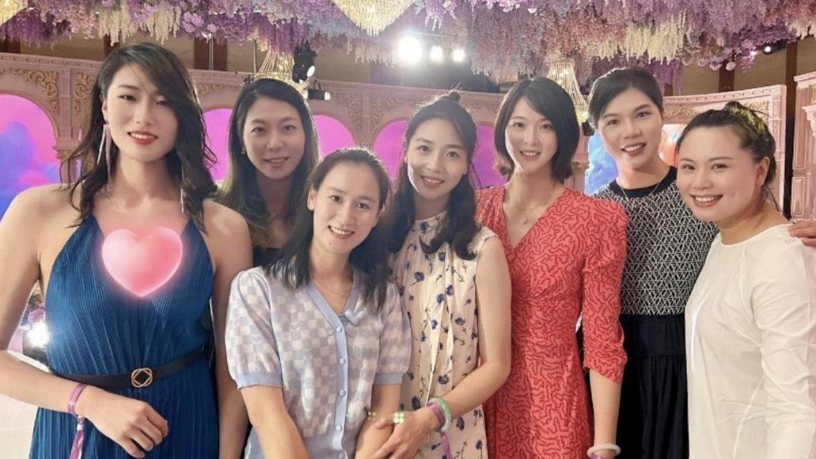 罕见的中国女排姑娘的私服合影：刘晏含大胆又保守，惠若琪有巧思