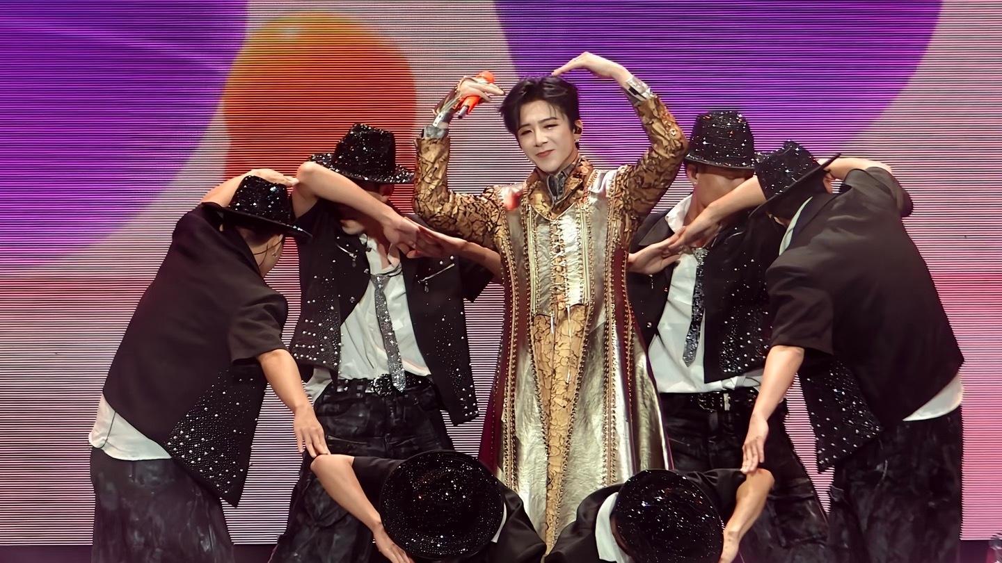 金衣王子变身短发霸总！刘宇宁西安演唱会吸睛无数