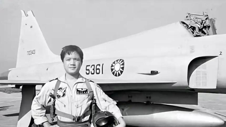 台飞行员黄植诚驾驶战机返回大陆，获65万奖金，最终成就如何？