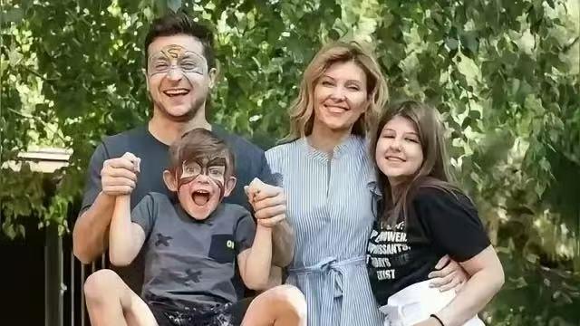 泽连斯基手捧红玫瑰献花，47岁爱妻满脸悲怆欲泪，两人反而更相爱