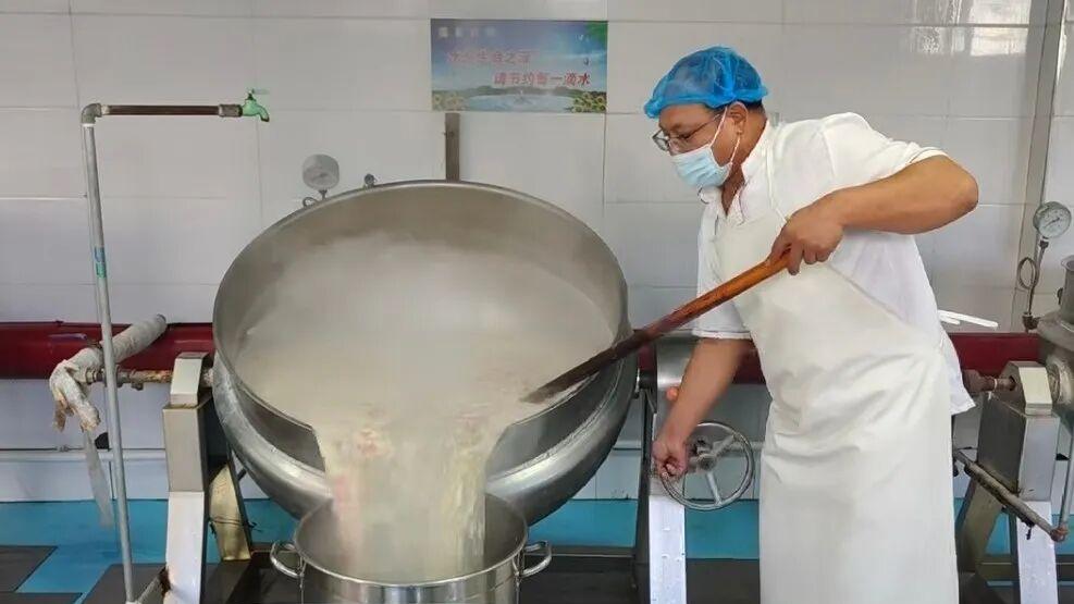 冀州中学食堂增设免费热饮，暖心护航学子御寒潮