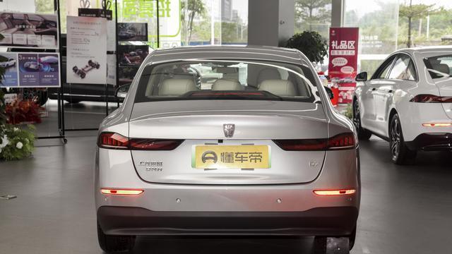 荣威D7DMH，搭载15L插混，综合续航1400km