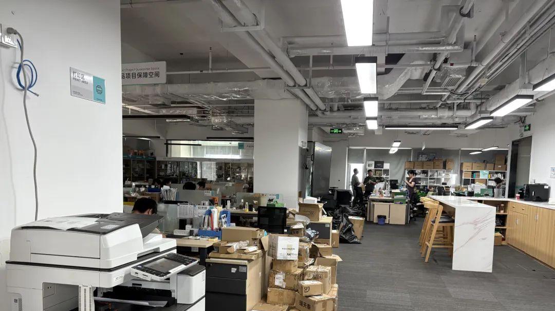 深圳百亿大厂锁门，员工：私物被扣，2000 块咋活？