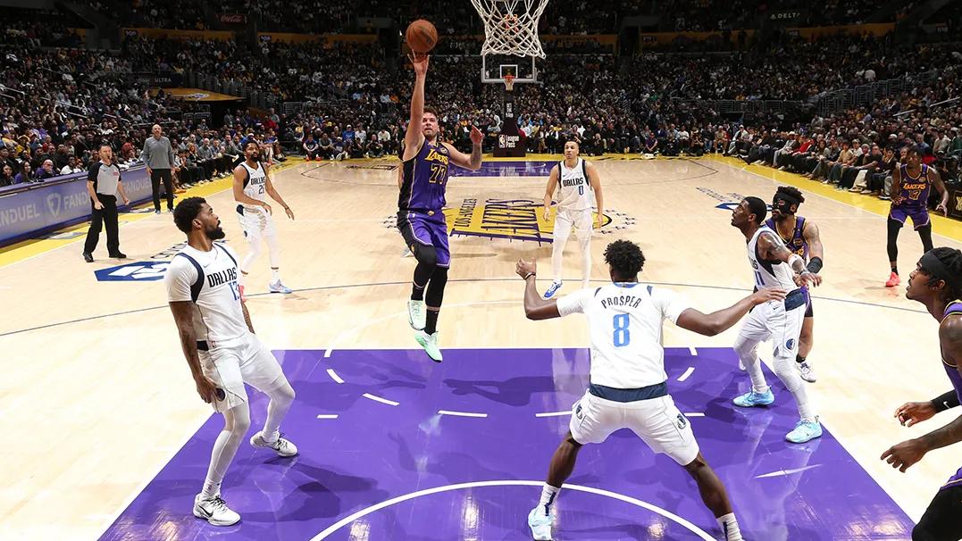 历史第一人！东契奇30队三双里程碑之夜湖人团队篮球击碎独行侠复仇梦