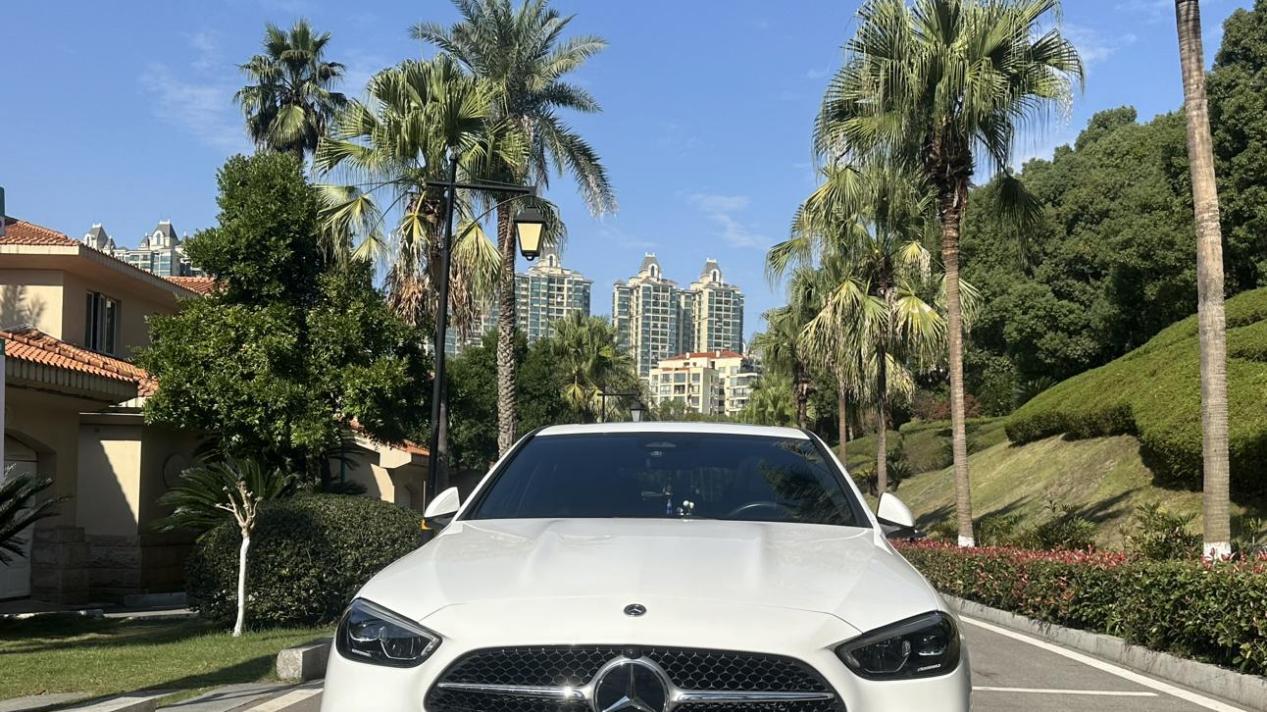 22款奔驰C200L，落地30万，如今22万不到开回家？