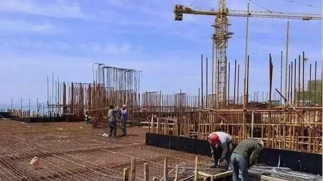 工人不带安全帽，挑衅监理，被罚款500