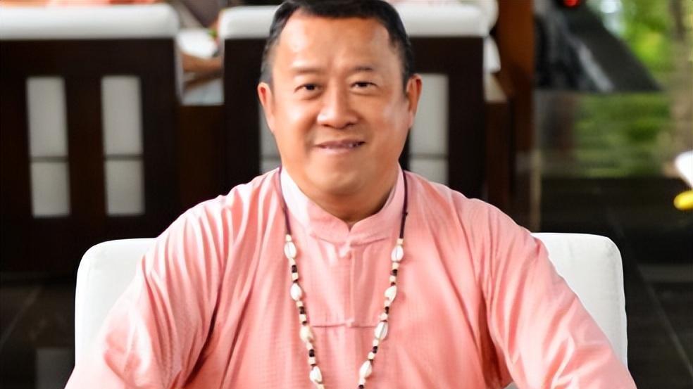 这桩婚姻，从一开始就透着股不靠谱的气息。21岁的曾志伟娶了18岁的王美华，热闹的