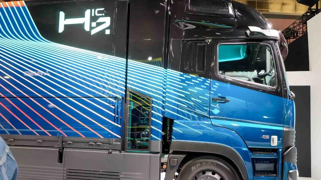 2025日本移动出行展｜氢内燃机、氢燃料电池卡车同台竞技！三菱扶桑现场展车阵容实拍