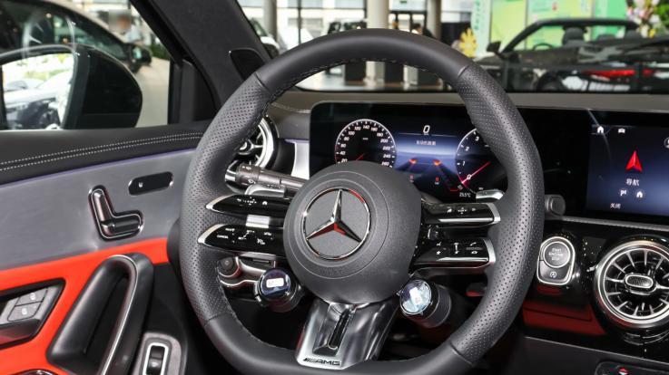 低预算玩家福音，奔驰A级AMG降价7万，配2.0T高功+四驱