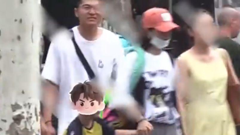赵丽颖和儿子手拉手逛街，娘俩说悄悄话，被拍后她又耿直发言了
