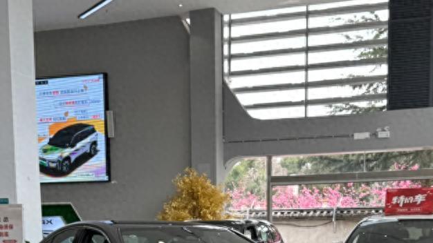 新凯美瑞光辉版大变样，外观升级竟能打破消费者惯性选择吗