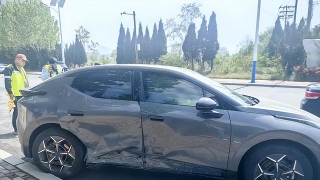 郊区车祸现场：领克Z20的硬核安全性能全揭晓