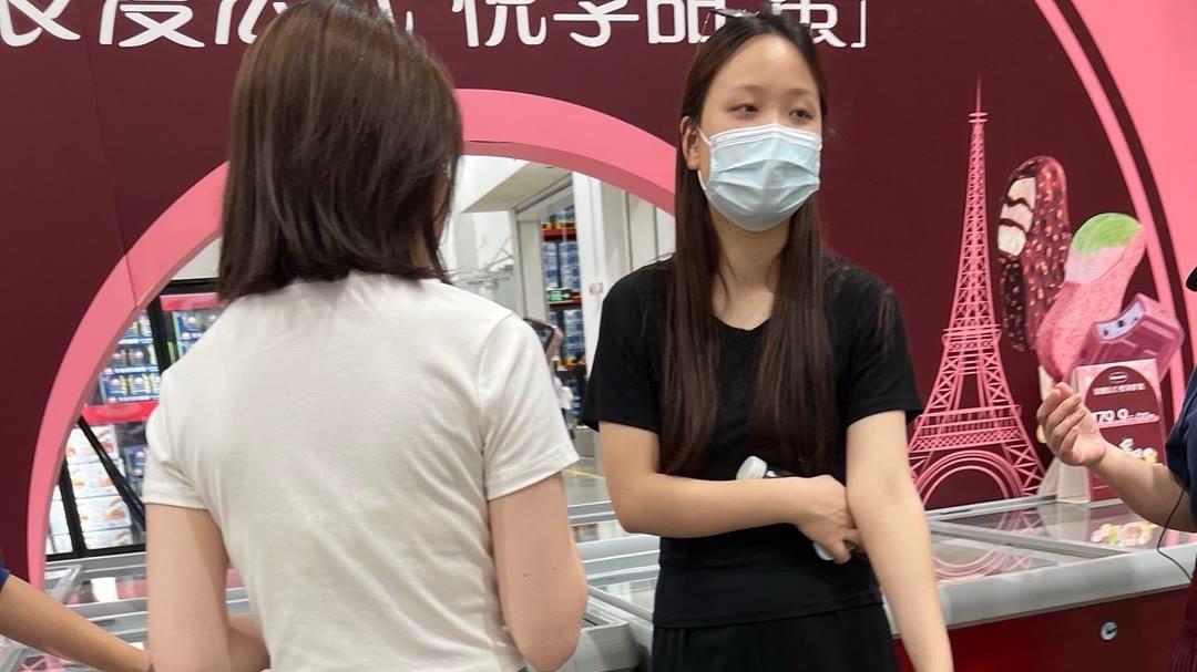 “白色短袖+蓝色牛仔裤”，简约时尚，这样搭配超显青春！