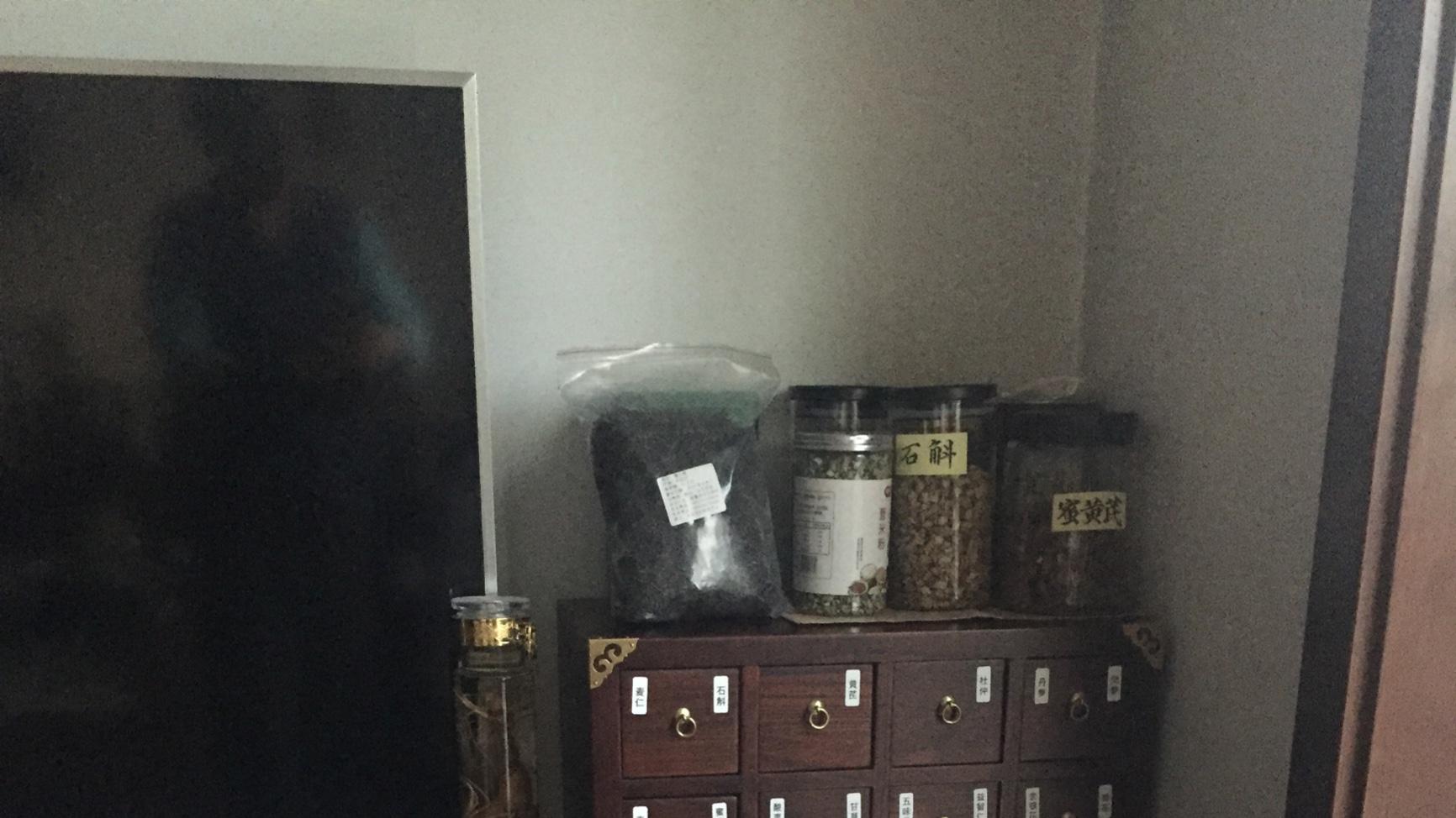 书房茶台旁，摆放这个实木中药柜，随手取用，养生已成习惯。