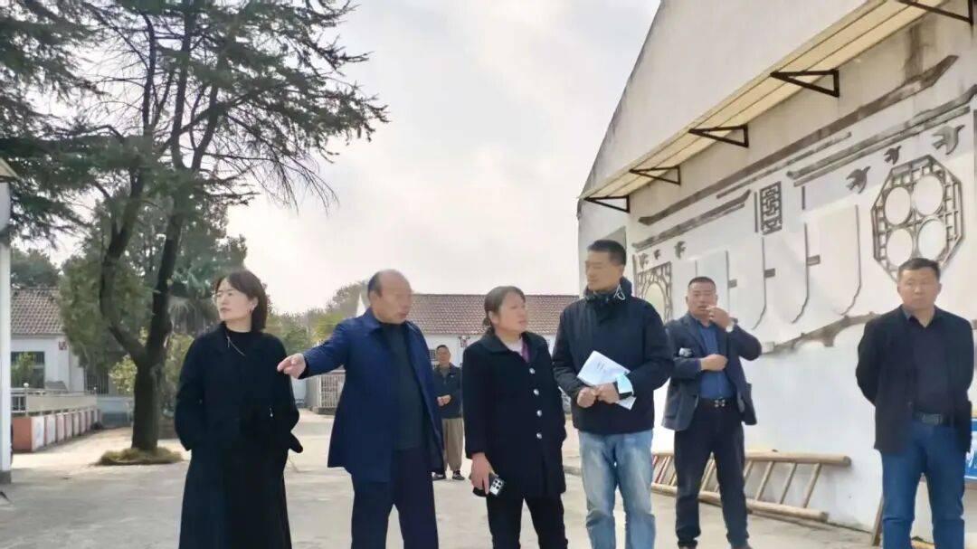 蘑菇大王丁伦保在庐江县盛桥镇东岳村指导