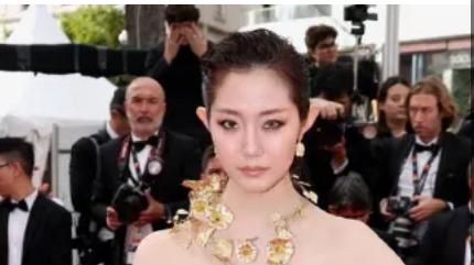 戛纳红毯钟楚曦腰臀比绝了，唐嫣造型翻车又逆袭，高圆圆生图杀疯