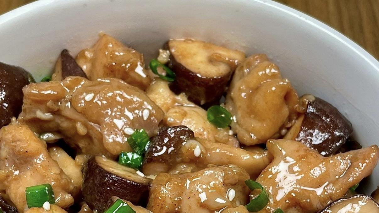 香菇嫩滑鲜美，鸡肉裹满了酱汁，又香又嫩