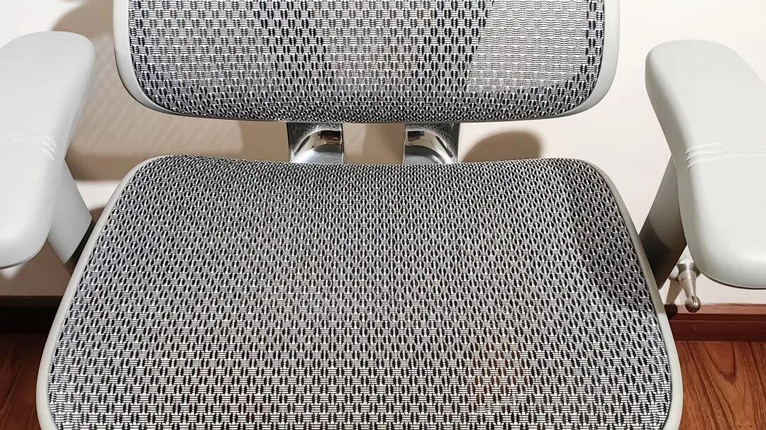 都是工学椅，把500块的换成3000块的后，才明白最大的差距不是价格