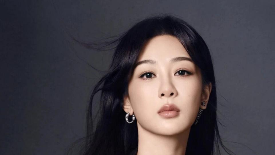 杨紫蓝裙全貌终揭晓！西装一脱惊艳全网：这腰是真实存在的吗？