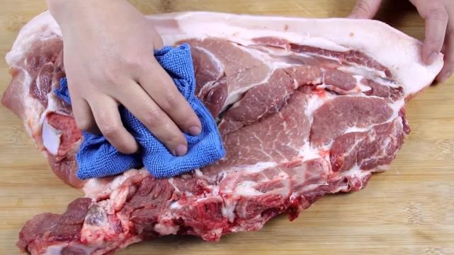 肉贩子为什么拿抹布在猪肉上擦？摊主无意说漏嘴，看完别乱买了！