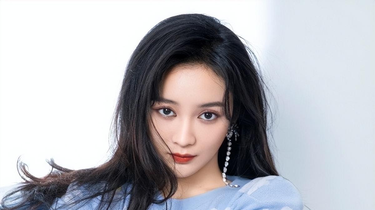 杨幂用20部戏捧她，却换来她的“恩将仇报”，如今报应也来了