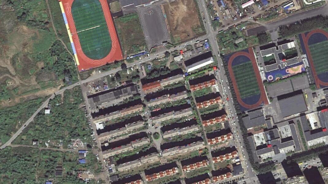 沈抚示范区·东湖家园北门这段路铺沥青了