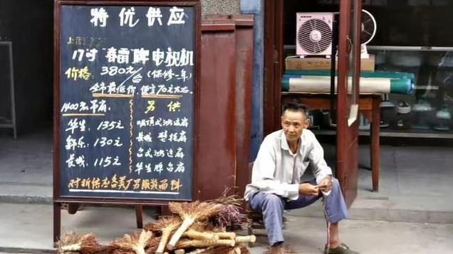79年腊月，父母收留一对说书的父女过年，20年后，女孩嫁给了我