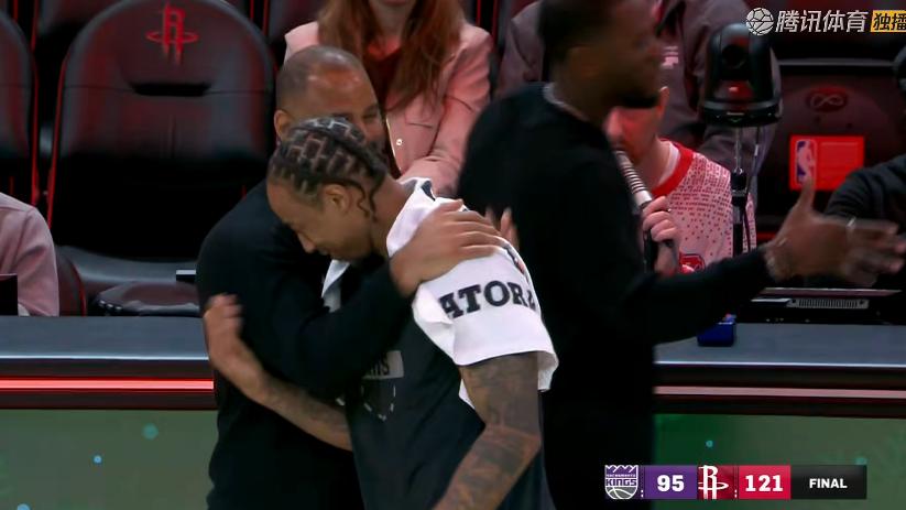 火箭大胜！杜兰特24+3+8，赛后乌度卡抱住德罗赞，阿门接受采访