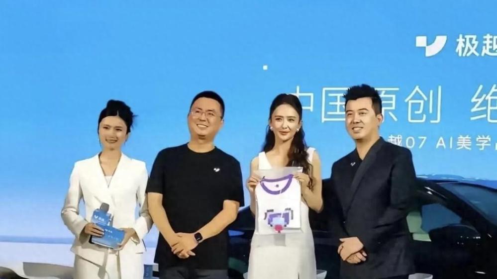 41岁佟丽娅现身车展当车模，穿小白裙配公主头女人味十足，颜值太能打