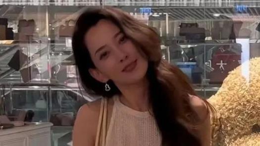 汪峰为爱定居新疆？两人一同逛奢侈品专柜，买单手速很熟练