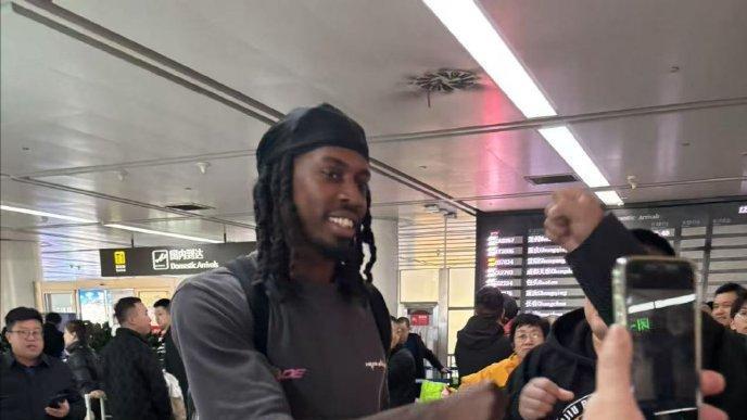 山西队凯旋归来！潘江开心收鲜花，第9外援已抵达