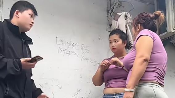 女子穿着紧身衣聊天，被指缺乏美感，网友：衣服太紧，缺点暴露！