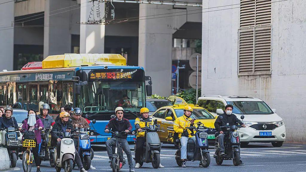 市民骑电动车被罚20元，要求路权平等的声音该被听见
