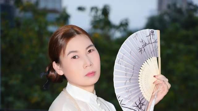 玲玲，以岁月为华服，走出自己的黄金时代