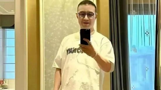 53岁汪峰剪寸头帅气逆袭！带女友见家人，与小20岁女友同框竟毫无压力！