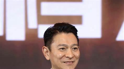 刘德华大方回应王晶爆料，高情商诠释"天王"风范