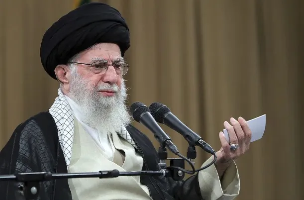 182票赞成！伊朗政坛传出消息，万没料到，哈梅内伊被自己人出卖了？