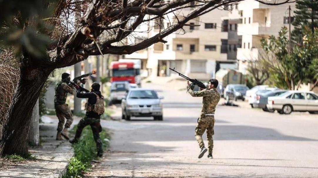 卫星图看驻叙俄军部署，军车严阵以待，难民逃亡潮涌现