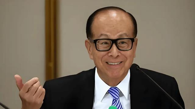 李嘉诚交易港口暂停，特朗普开出，不卖掉TikTok就禁的施舍条件