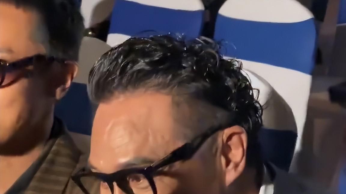 周也被央视公开点名，不是夸是批评，镜头直戳其肺管子