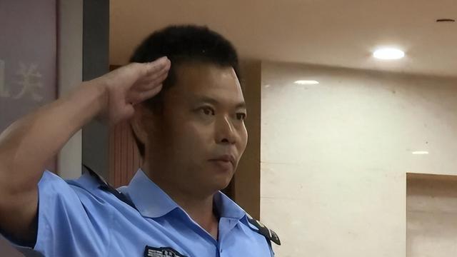 44岁一等功辅警，冬天舍命跳池砸窗连救5人，为何竟引发争议？