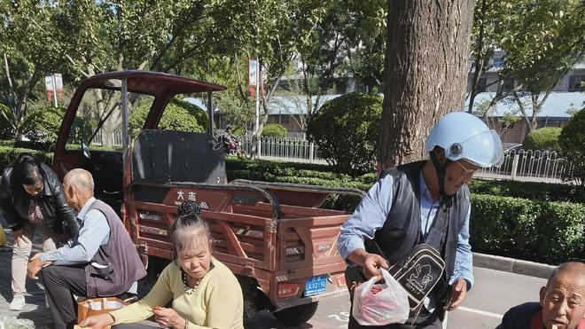 平凉盘旋路的道沿上，看到不少卖菜的人