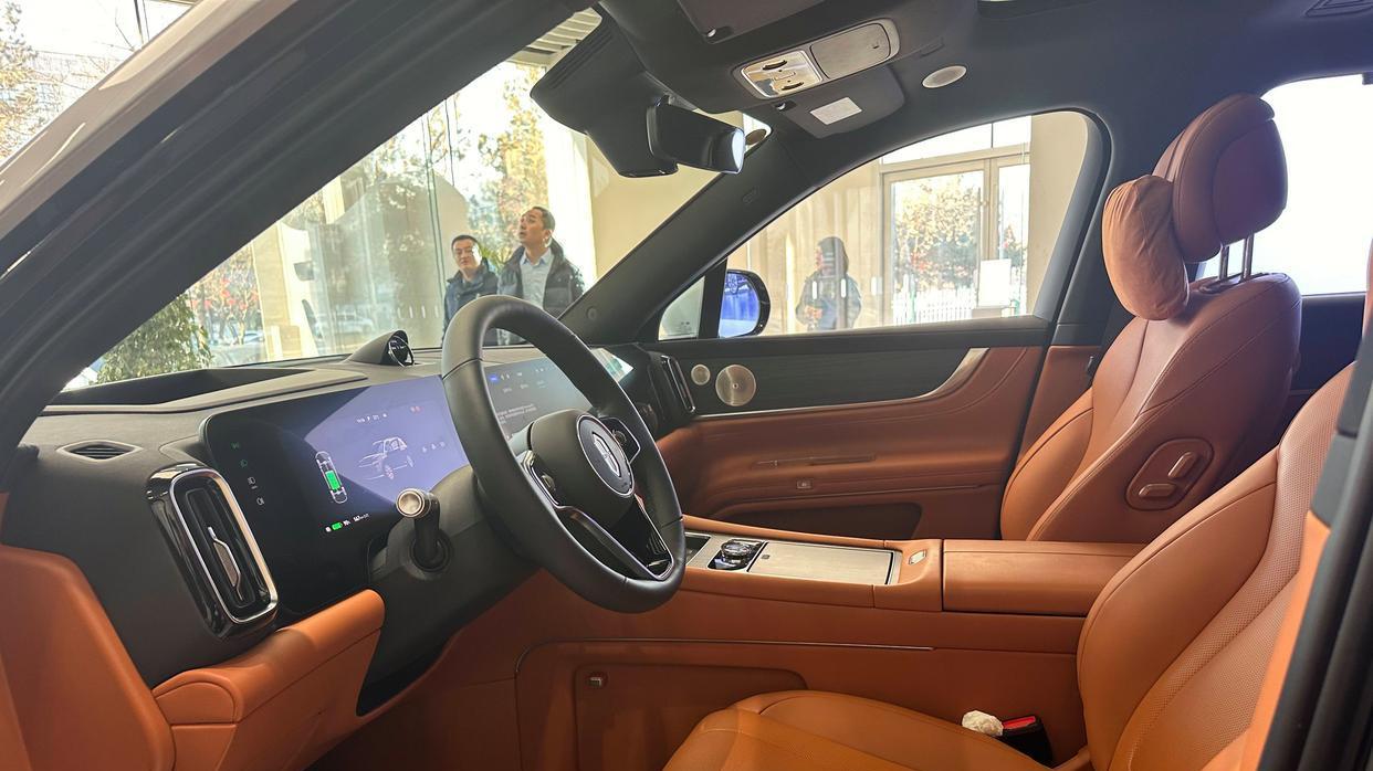 月销破万碾压BBA！问界M9凭啥让百万车主抛弃奔驰宝马？