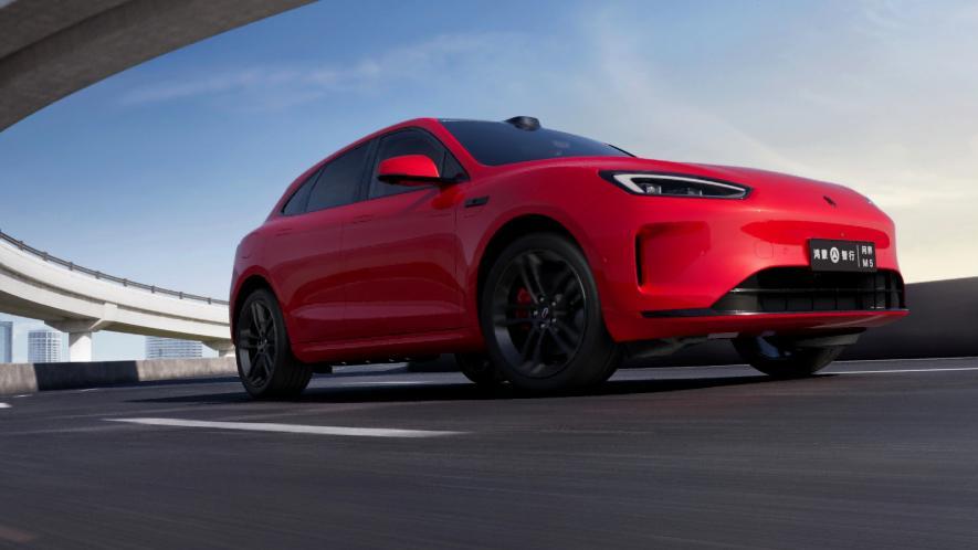 跟着DeepSeek选车！问界新M5高颜智驾，安全无忧！