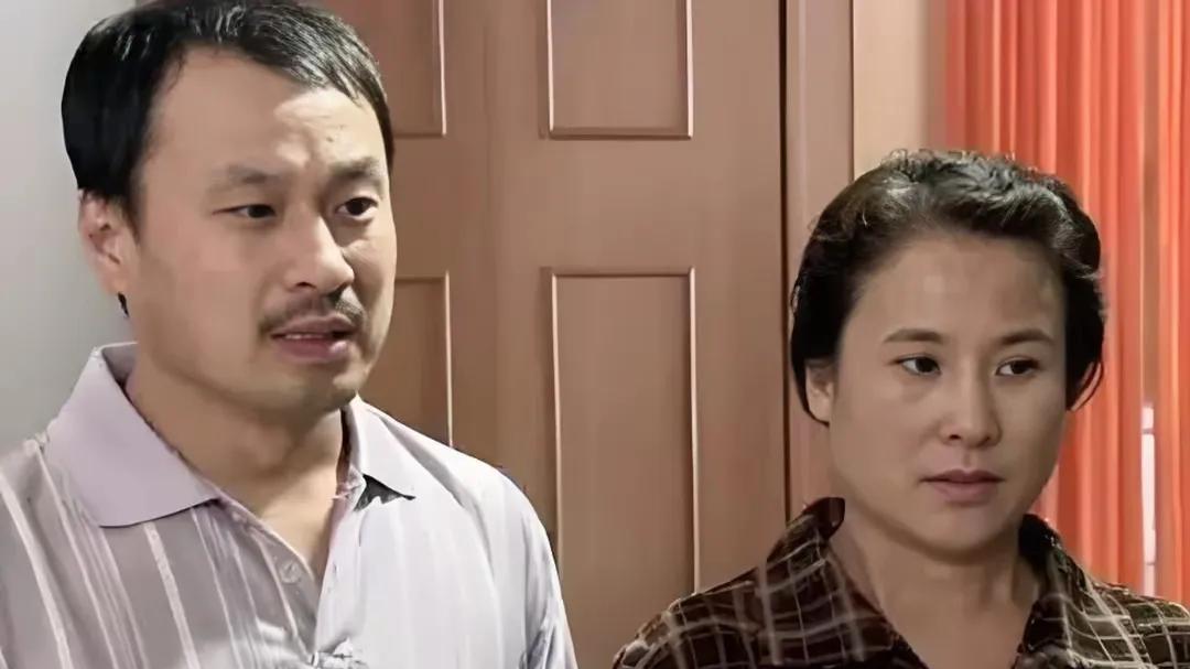 玩笑开大了，谢广坤搂着刘能与赵四媳妇，唯独与王老七媳妇疏远
