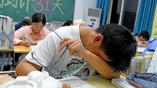 晚自习延长到九点半，家长群里先炸了，后来又静悄悄。