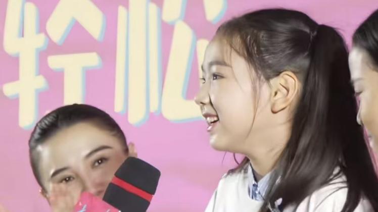 董璇女儿路演不怯场，邀请同学上台，小酒窝的待人接物堪称教科书