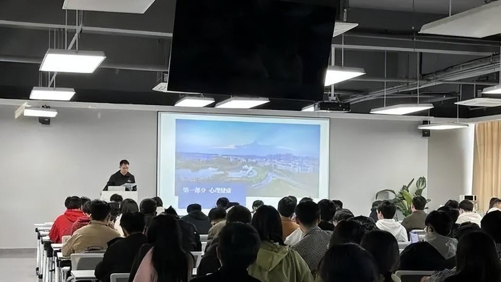 高材生放弃复旦研究生，摆摊月入过万？他究竟经历了什么？人生的选择题！