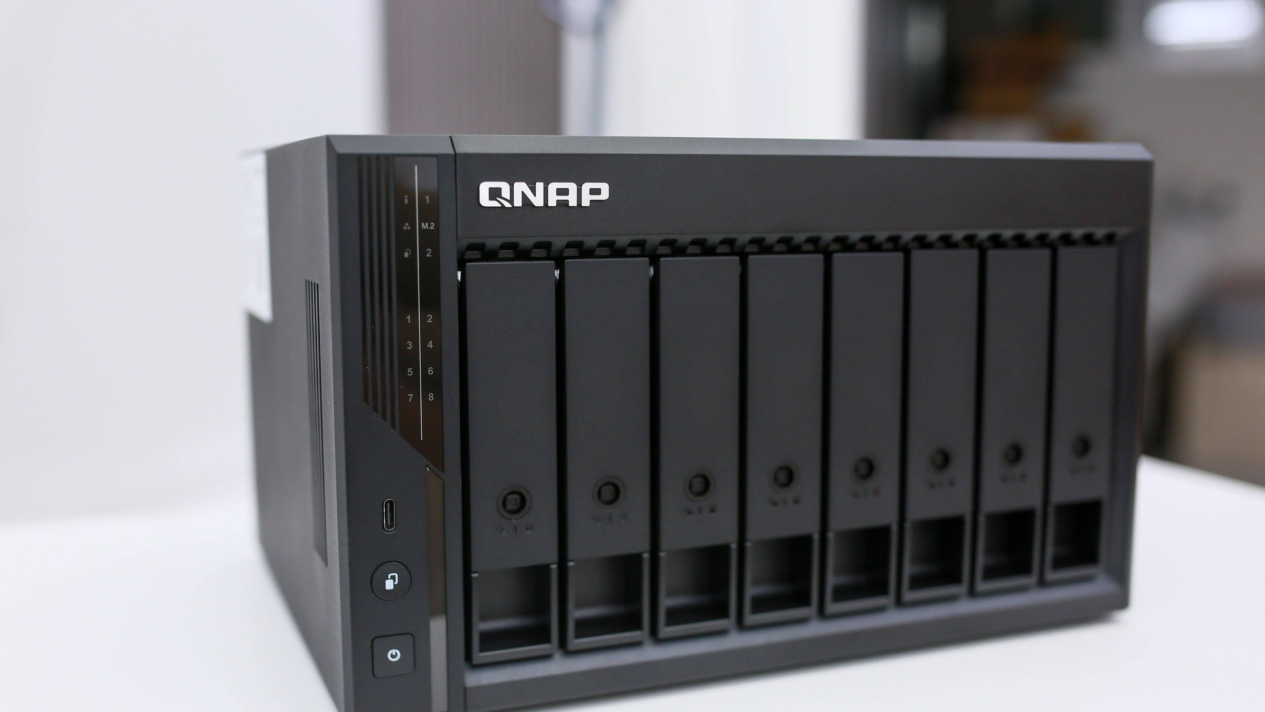真正的家用NAS终结者！8盘位+ZFS+双M.2缓存，威联通Qu805NAS测评